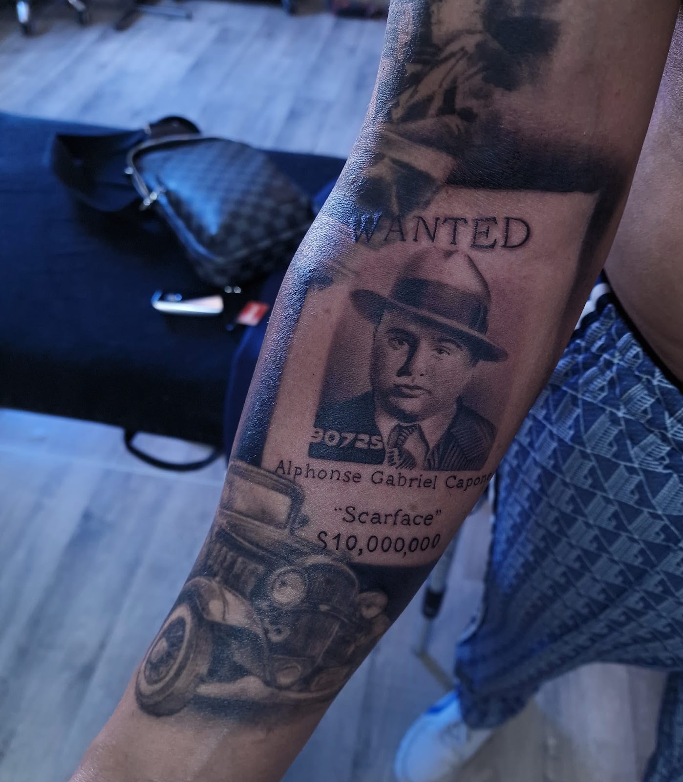 Realistyczny portret w stylu Scarface - czarno-białe cieniowanie